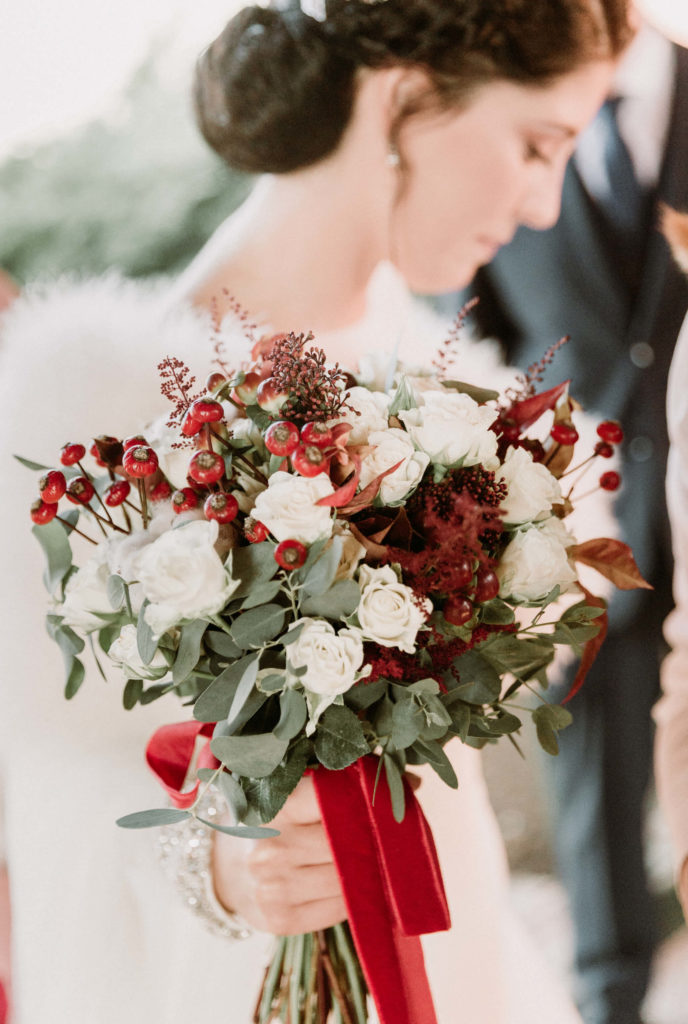 Ramo de flores para novia con hierbas y flores típicas del Otoño como los frutos rojos, las rosas blancas o las hojas de eucalipto