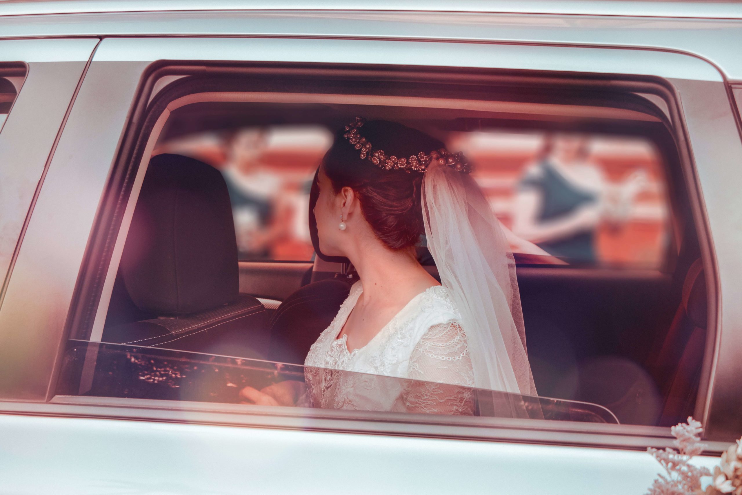 novia en un coche esperando para salir mirando hacia un lado