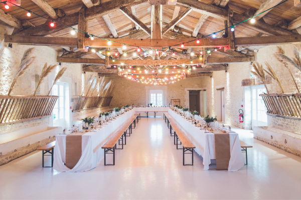 mesas largas para invitados a una boda en Sevilla