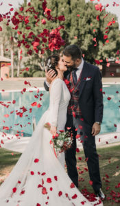 lanzamiento de pétalos de rosa en una boda en sevilla de la wedding planner Flory Ferreras