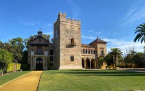 exterior del castillo de la monclova situado en la localidad de Fuentes de Andalucía, en la provincia de Sevilla. Comprueba su disponibilidad para elegir la fecha de tu boda.