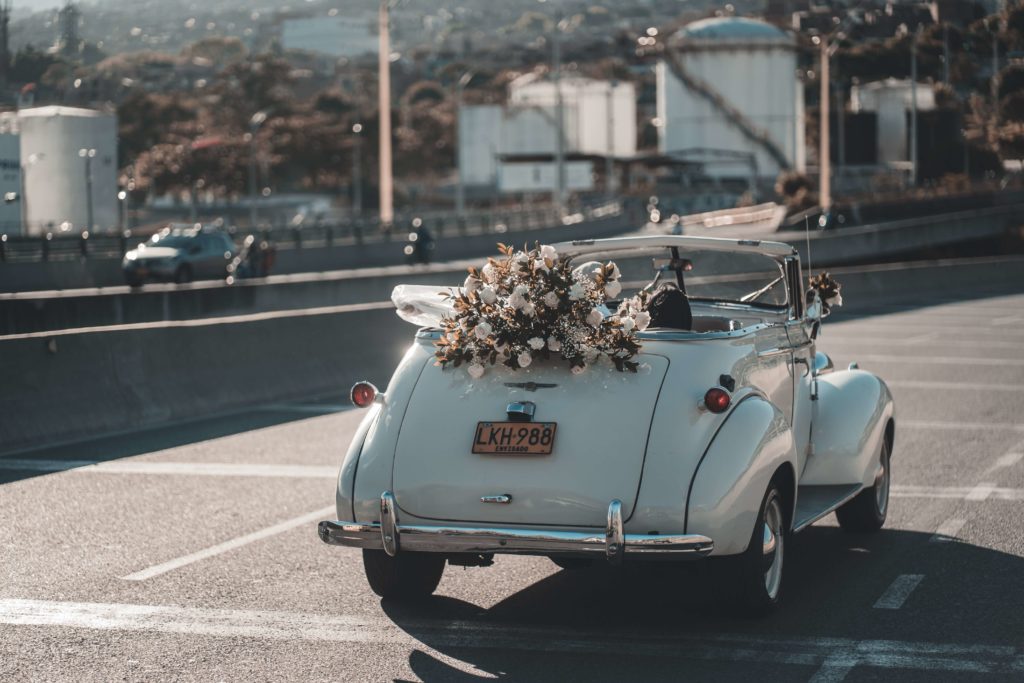 coche antiguo blanco decorado para una boda con flores