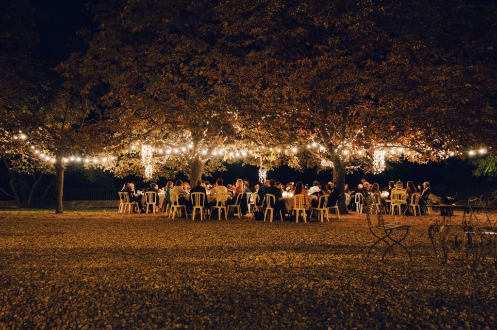 iluminación de la celebración de un convite nocturno entre los árbole, para una boda organizada por la wedding planner flory ferreras