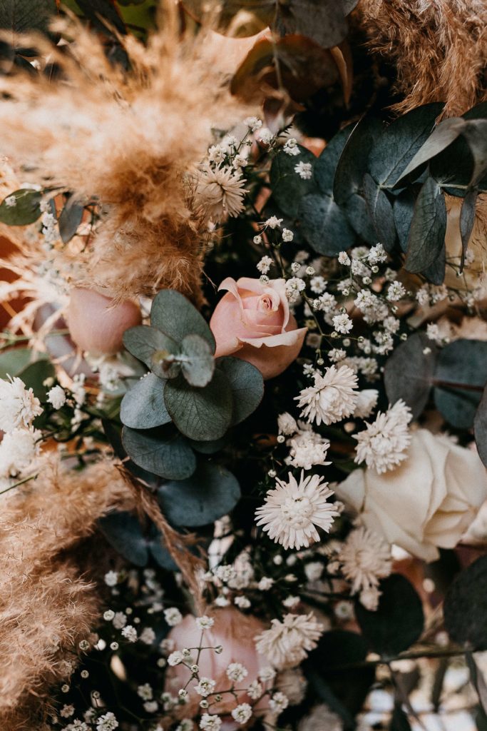 conjunto de flores ecológicas preservadas para una boda de la wedding planner de sevilla flory ferreras