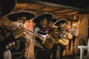 mariachis actuando en una boda en sevilla