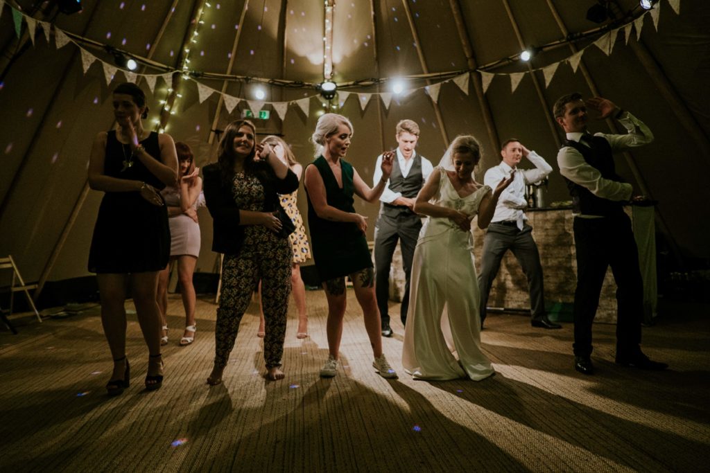 invitados y novios bailando y celebrando en la fiesta de la boda