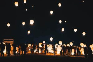 lámparas de papel lanzadas al aire en una boda nocturna organizada por la wedding planner flory ferreras en Sevilla
