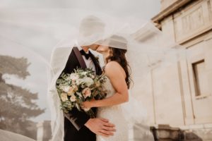 novios besandose tras su boda en sevilla