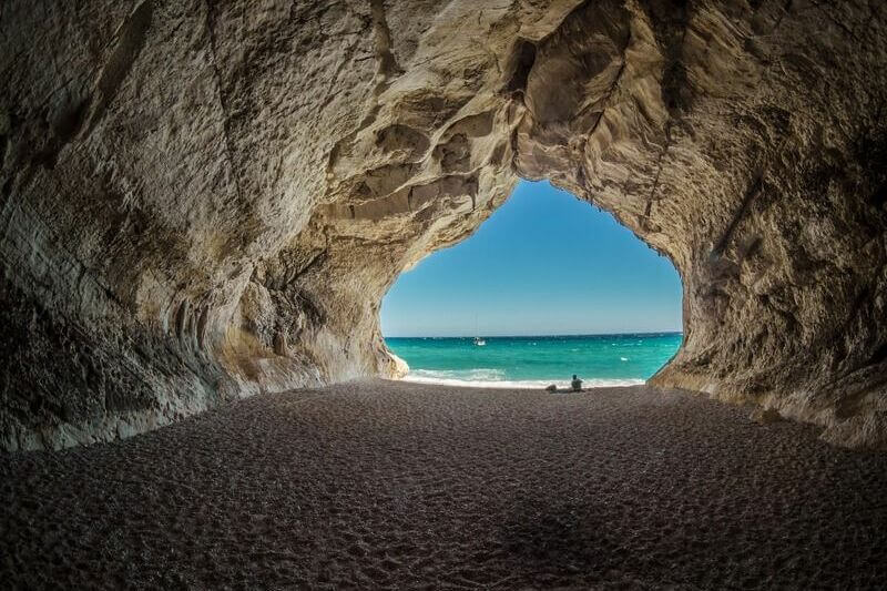 cueva en la playa en cerdeña