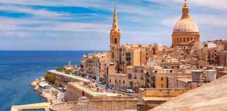 ciudad de malta en un día despejado y soleado