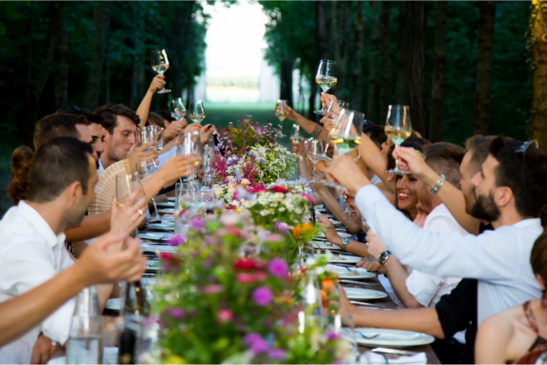 invitados brindando en una boda