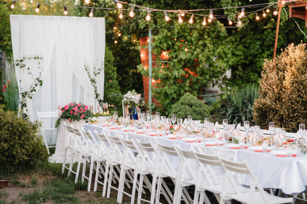 mesa blanca al aire libre para boda
