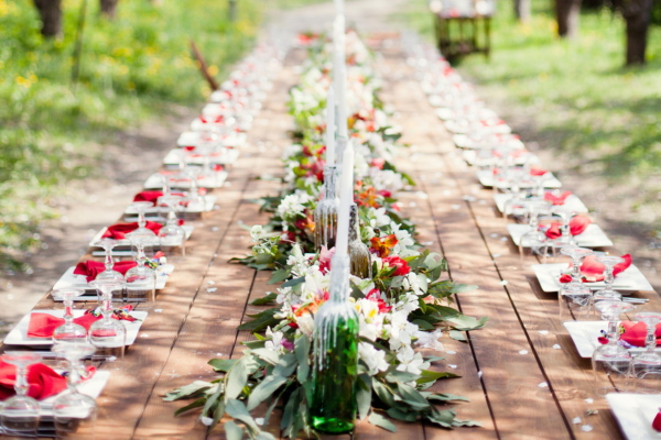 mesa larga para lista de invitados a la boda