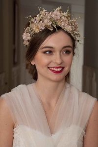 Novia con diadema de flores, una tendencia de peinados de novia en 2024